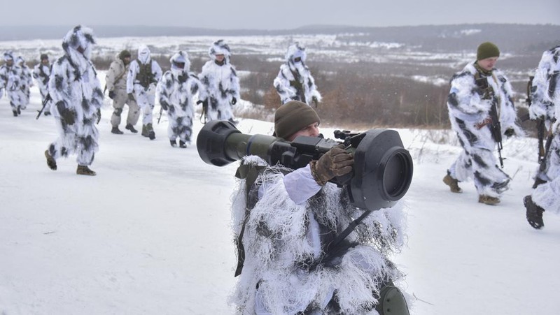 Tentara Ukraina mengikuti latihan militer penggunaan rudal anti-tank NLAW di tempat latihan militer Yavoriv, dekat Lviv, Ukraina barat, Jumat (28/1/2022). Menteri Pertahanan Inggris Ben Wallace mengatakan bahwa Inggris telah mengirimkan 2.000 NLAW ke Ukraina, jumlah yang dia indikasikan mungkin terus meningkat. Rudal-rudal itu adalah cara London memberikan bantuan pertahanan ke Kyiv ketika pasukan Rusia yang ditempatkan di sekitar perbatasan Ukraina memberi kesan bahwa invasi baru mungkin akan segera terjadi.  (AP Photo/Pavlo Palamarchuk)