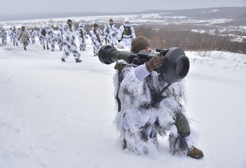 Tentara Ukraina mengikuti latihan militer penggunaan Senjata rudal anti-tank NLAW Inggris Tentara Ukraina mengikuti latihan militer penggunaan rudal anti-tank NLAW di tempat latihan militer Yavoriv, dekat Lviv, Ukraina barat, Jumat (28/1/2022). Menteri Pertahanan Inggris Ben Wallace mengatakan bahwa Inggris telah mengirimkan 2.000 NLAW ke Ukraina, jumlah yang dia indikasikan mungkin terus meningkat. Rudal-rudal itu adalah cara London memberikan bantuan pertahanan ke Kyiv ketika pasukan Rusia yang ditempatkan di sekitar perbatasan Ukraina memberi kesan bahwa invasi baru mungkin akan segera terjadi. (AP Photo/Pavlo Palamarchuk)
