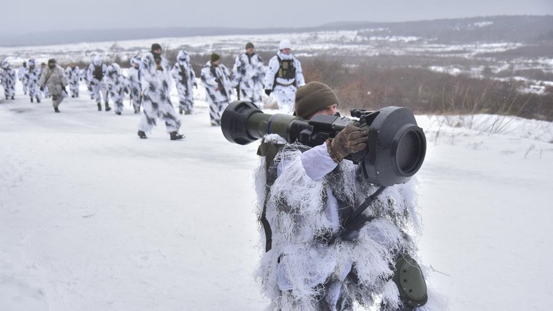 Tentara Ukraina mengikuti latihan militer penggunaan rudal anti-tank NLAW di tempat latihan militer Yavoriv, dekat Lviv, Ukraina barat, Jumat (28/1/2022). Menteri Pertahanan Inggris Ben Wallace mengatakan bahwa Inggris telah mengirimkan 2.000 NLAW ke Ukraina, jumlah yang dia indikasikan mungkin terus meningkat. Rudal-rudal itu adalah cara London memberikan bantuan pertahanan ke Kyiv ketika pasukan Rusia yang ditempatkan di sekitar perbatasan Ukraina memberi kesan bahwa invasi baru mungkin akan segera terjadi.  (AP Photo/Pavlo Palamarchuk)