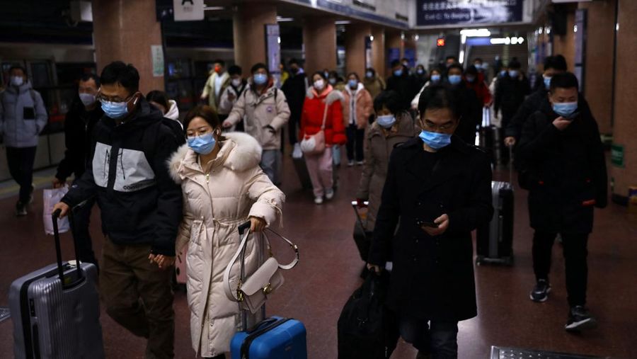 Pelancong mengenakan masker untuk melindungi diri dari COVID-19 mengantre kereta menjelang liburan Tahun Baru Imlek di sebuah stasiun di Guangzhou di Provinsi Guangdong, China selatan, Jumat (28/1/2022).  Warga China bepergian ke kampung halaman mereka untuk Tahun Baru Imlek, hari libur keluarga terbesar di negara itu , meskipun ada permintaan pemerintah untuk tetap di tempat mereka berada saat Beijing mencoba menahan wabah virus corona. (Chinatopix via AP)
