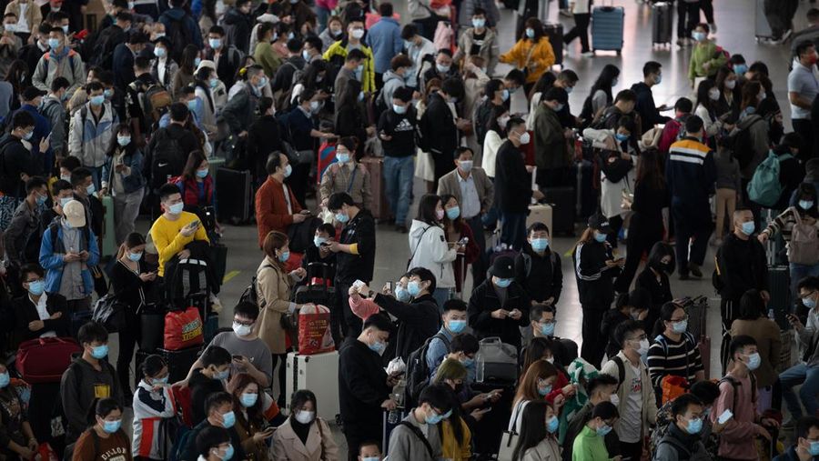 Pelancong mengenakan masker untuk melindungi diri dari COVID-19 mengantre kereta menjelang liburan Tahun Baru Imlek di sebuah stasiun di Guangzhou di Provinsi Guangdong, China selatan, Jumat (28/1/2022).  Warga China bepergian ke kampung halaman mereka untuk Tahun Baru Imlek, hari libur keluarga terbesar di negara itu , meskipun ada permintaan pemerintah untuk tetap di tempat mereka berada saat Beijing mencoba menahan wabah virus corona. (Chinatopix via AP)