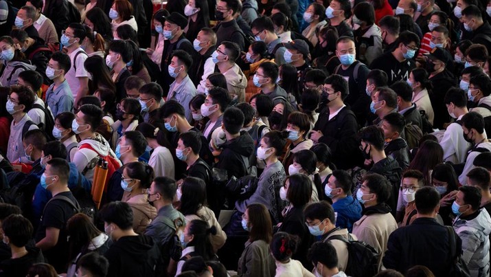 Warga China Mudik Jelang Imlek di Tengah Wabah Covid Pelancong mengantre kereta menjelang liburan Tahun Baru Imlek di sebuah stasiun di Guangzhou di Provinsi Guangdong, China selatan, Jumat (28/1/2022). Warga China bepergian ke kampung halaman mereka untuk Tahun Baru Imlek, hari libur keluarga terbesar di negara itu , meskipun ada permintaan pemerintah untuk tetap di tempat mereka berada saat Beijing mencoba menahan wabah virus corona. (Chinatopix via AP)