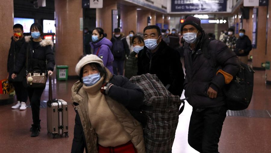 Pelancong mengenakan masker untuk melindungi diri dari COVID-19 mengantre kereta menjelang liburan Tahun Baru Imlek di sebuah stasiun di Guangzhou di Provinsi Guangdong, China selatan, Jumat (28/1/2022).  Warga China bepergian ke kampung halaman mereka untuk Tahun Baru Imlek, hari libur keluarga terbesar di negara itu , meskipun ada permintaan pemerintah untuk tetap di tempat mereka berada saat Beijing mencoba menahan wabah virus corona. (Chinatopix via AP)