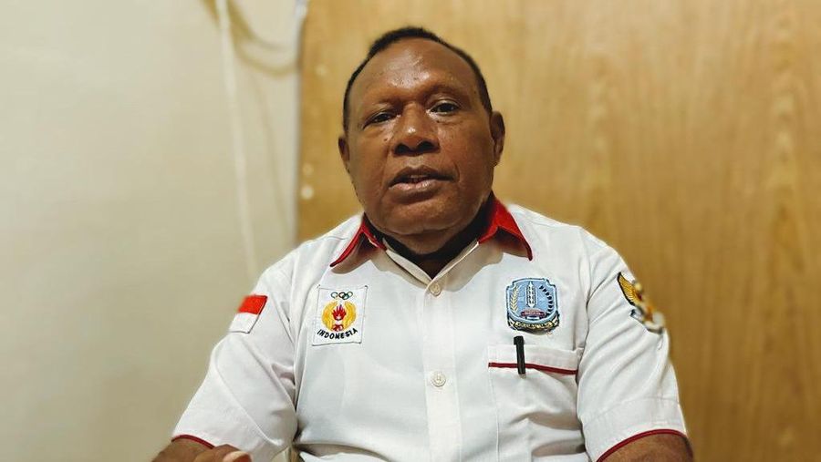 Ketua Harian KONI Kabupaten Jayapura, Korneles Yanuaring sedang mempersentasikan kesiapan menjelang pelaksanaan Porkab II.