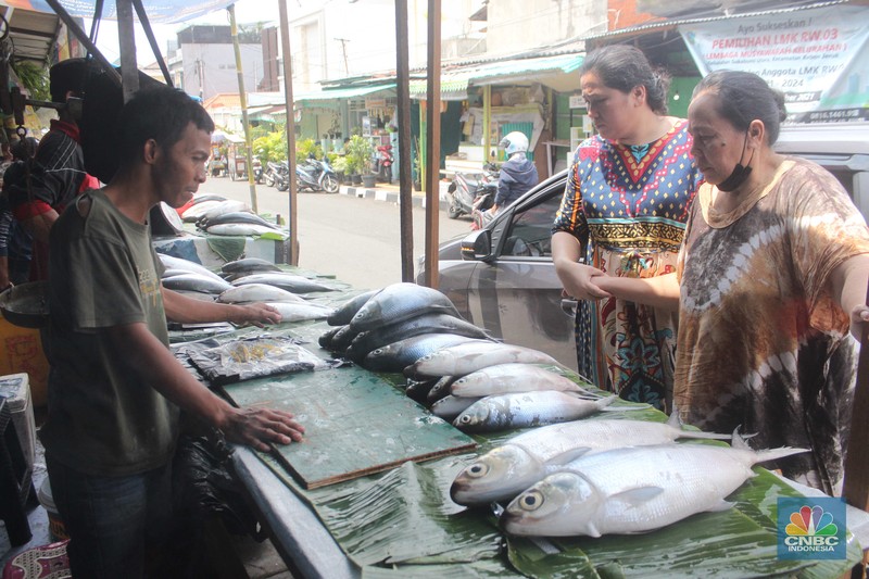 Penjual ikan bandeng musiman jelang Imlek (CNBC Indonesia/Muhammad Sabki) Penjual ikan bandeng musiman jelang Imlek (CNBC Indonesia/Muhammad Sabki)