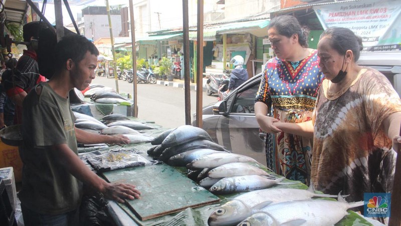 Penjual ikan bandeng musiman jelang Imlek (CNBC Indonesia/Muhammad Sabki)