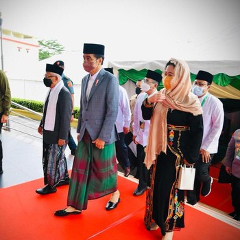 Melihat Gaya Jokowi 'Sarungan' Saat Hadiri Pengukuhan PBNU