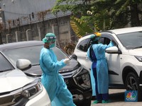 Musim Omicron, Orang Ramai-Ramai ke Tempat Tes Covid di DKI