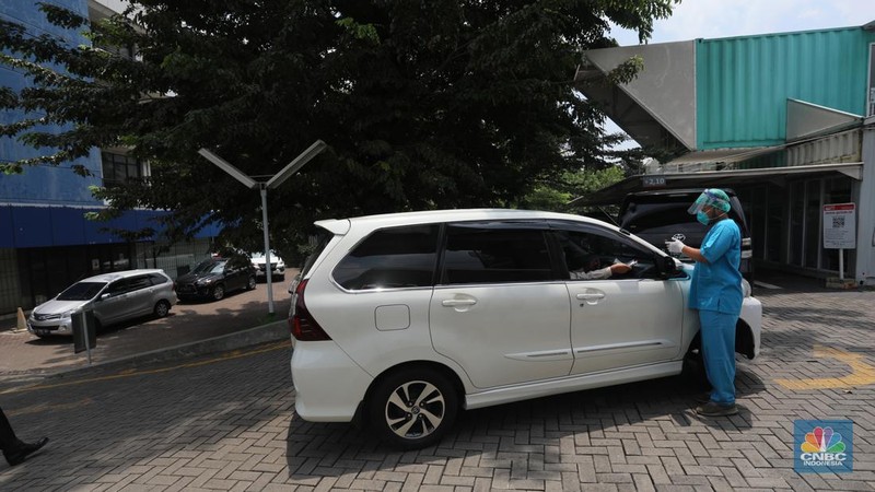 Sejumlah warga antre untuk melakukan test swab di GSI Lab (Genomik Solidaritas Indonesia Laboratorium) (CNBC Indonesia/Andrean kristianto)