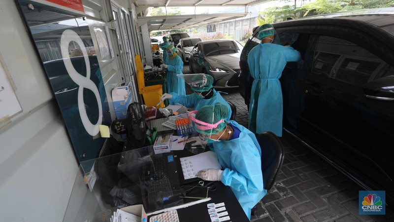 Sejumlah warga antre untuk melakukan test swab di GSI Lab (Genomik Solidaritas Indonesia Laboratorium) (CNBC Indonesia/Andrean kristianto)