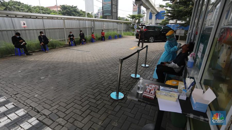 Sejumlah warga antre untuk melakukan test swab di GSI Lab (Genomik Solidaritas Indonesia Laboratorium) (CNBC Indonesia/Andrean kristianto)