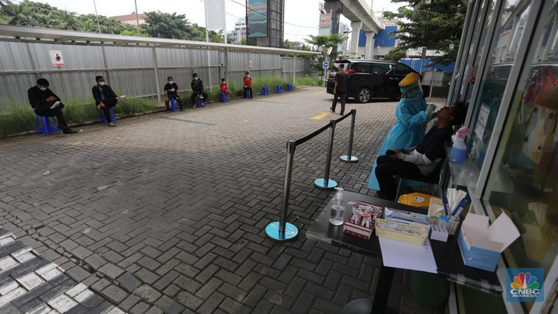 Sejumlah warga antre untuk melakukan test swab di GSI Lab (Genomik Solidaritas Indonesia Laboratorium) (CNBC Indonesia/Andrean kristianto)