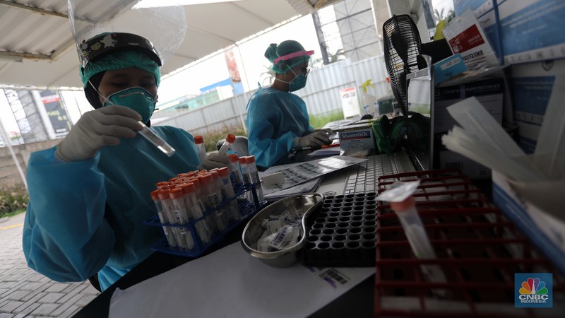 Sejumlah warga antre untuk melakukan test swab di GSI Lab (Genomik Solidaritas Indonesia Laboratorium) (CNBC Indonesia/Andrean kristianto)