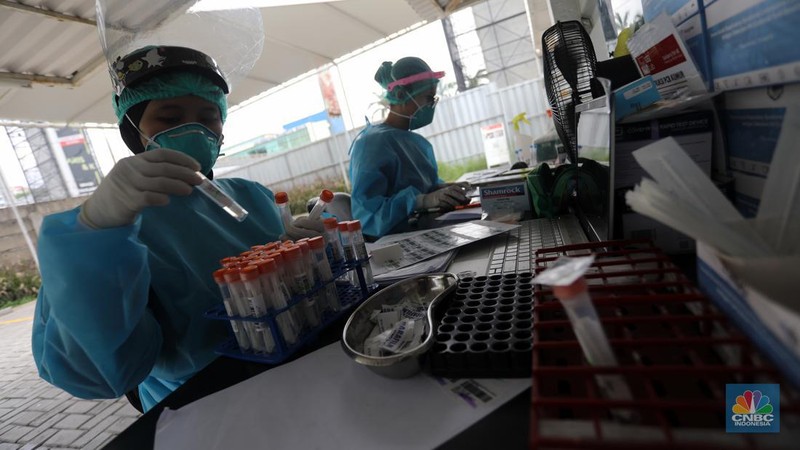 Sejumlah warga antre untuk melakukan test swab di GSI Lab (Genomik Solidaritas Indonesia Laboratorium) (CNBC Indonesia/Andrean kristianto)
