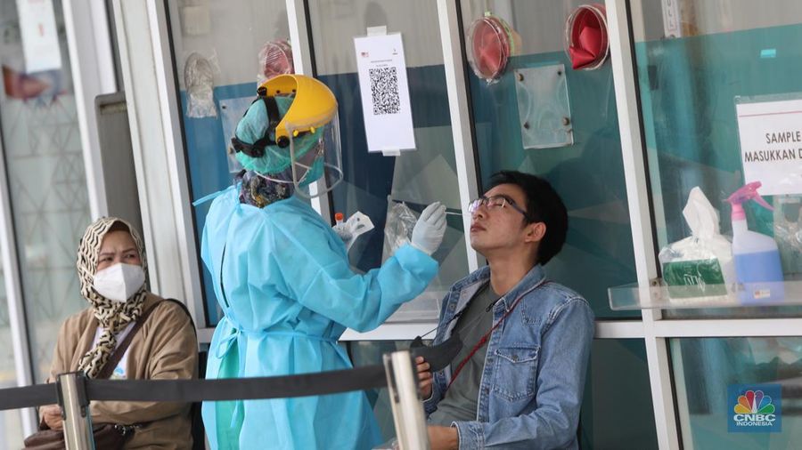 Sejumlah warga antre untuk melakukan test swab di GSI Lab (Genomik Solidaritas Indonesia Laboratorium) (CNBC Indonesia/Andrean kristianto)
