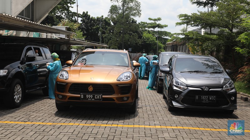 Sejumlah warga antre untuk melakukan test swab di GSI Lab (Genomik Solidaritas Indonesia Laboratorium) (CNBC Indonesia/Andrean kristianto)