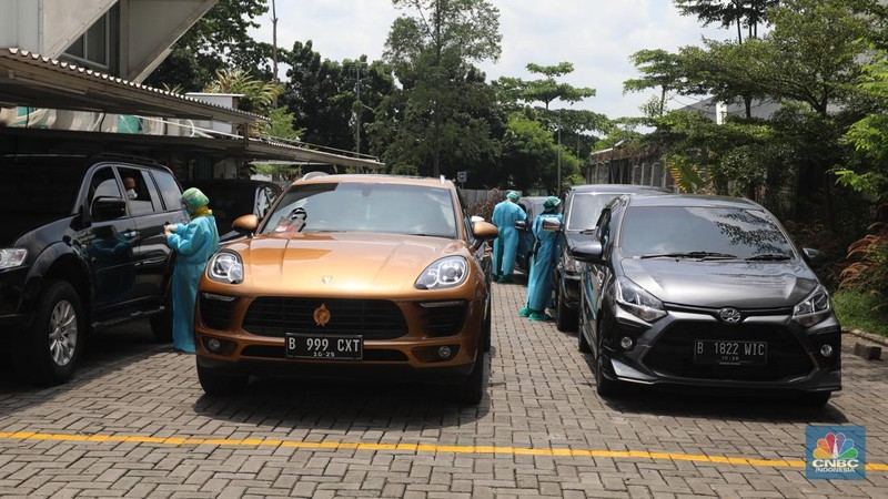 Sejumlah warga antre untuk melakukan test swab di GSI Lab (Genomik Solidaritas Indonesia Laboratorium) (CNBC Indonesia/Andrean kristianto)