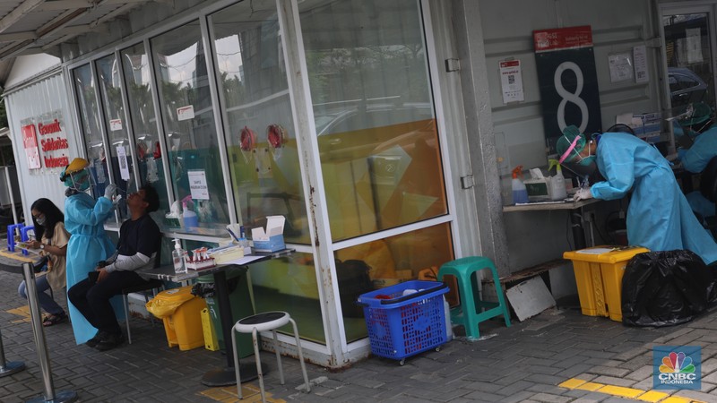 Sejumlah warga antre untuk melakukan test swab di GSI Lab (Genomik Solidaritas Indonesia Laboratorium) (CNBC Indonesia/Andrean kristianto)