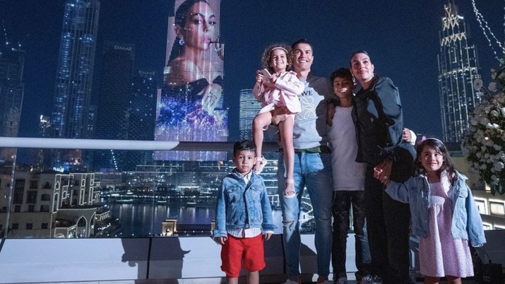 Cristiano Ronaldo berlibur dengan keluarga (Tangkapan layar Instagram @georginagio)