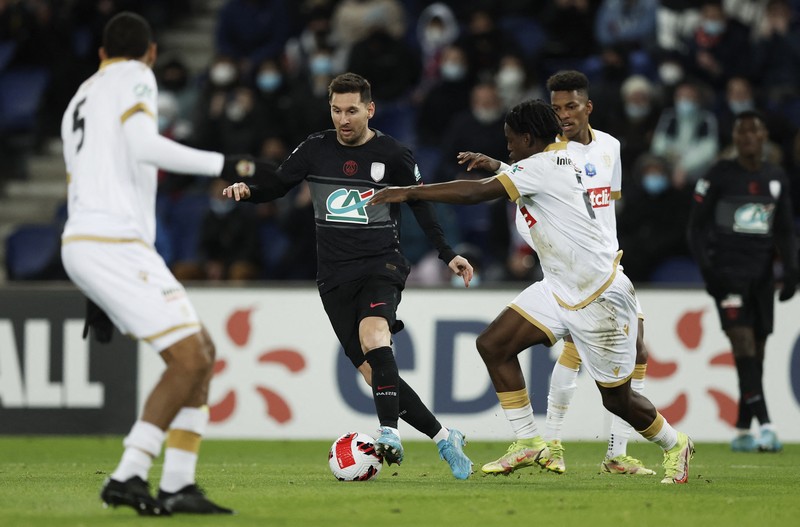 Lionel Messi pakai nomor punggung 10 di laga PSG vs Nice dalam lanjutan Piala Prancis. (REUTERS/BENOIT TESSIER) Lionel Messi pakai nomor punggung 10 di laga PSG vs Nice dalam lanjutan Piala Prancis. (REUTERS/BENOIT TESSIER)