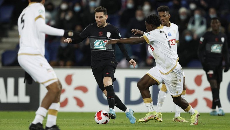 Lionel Messi pakai nomor punggung 10 di laga PSG vs Nice dalam lanjutan Piala Prancis. (REUTERS/BENOIT TESSIER)