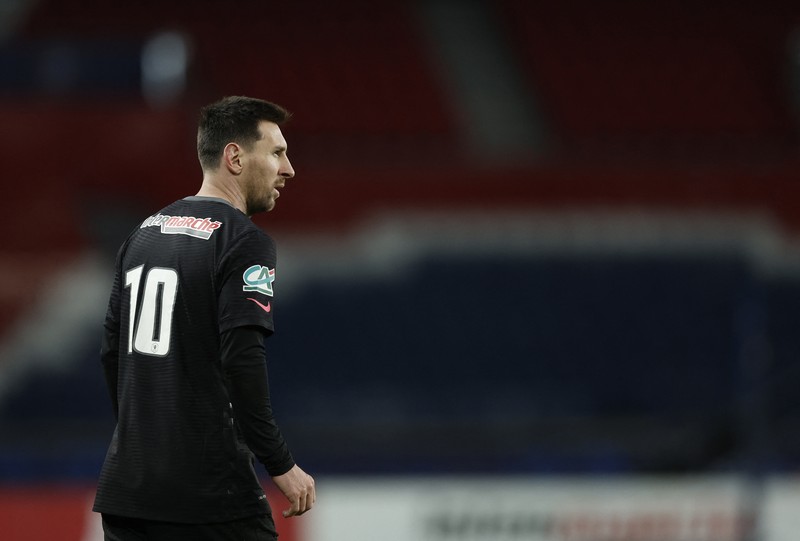Lionel Messi pakai nomor punggung 10 di laga PSG vs Nice dalam lanjutan Piala Prancis. (REUTERS/BENOIT TESSIER) Lionel Messi pakai nomor punggung 10 di laga PSG vs Nice dalam lanjutan Piala Prancis. (REUTERS/BENOIT TESSIER)