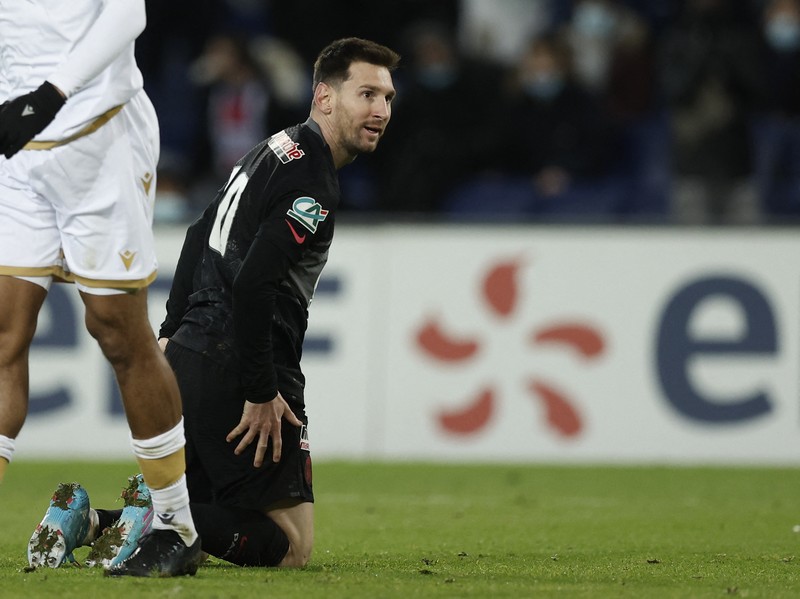 Lionel Messi pakai nomor punggung 10 di laga PSG vs Nice dalam lanjutan Piala Prancis. (REUTERS/BENOIT TESSIER) Lionel Messi pakai nomor punggung 10 di laga PSG vs Nice dalam lanjutan Piala Prancis. (REUTERS/BENOIT TESSIER)