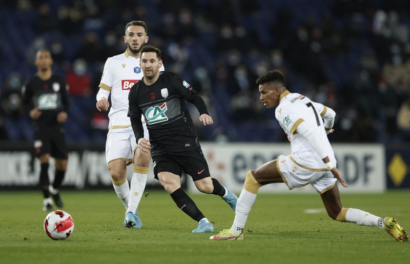 Lionel Messi pakai nomor punggung 10 di laga PSG vs Nice dalam lanjutan Piala Prancis. (REUTERS/BENOIT TESSIER) Lionel Messi pakai nomor punggung 10 di laga PSG vs Nice dalam lanjutan Piala Prancis. (REUTERS/BENOIT TESSIER)