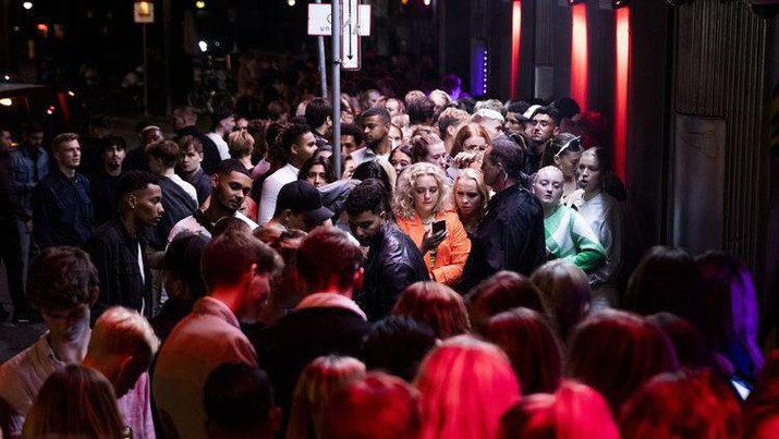 Orang-orang berkerumun di depan Rumors di Noerregade di Kopenhagen, Denmark (AP PHOTO/RITZAU SCANPIX/Olafur Steinar Gestsson)