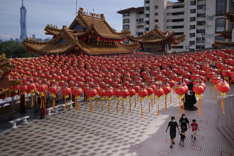 Sembahyang Malam Tahun Baru Imlek 2573. Warga keturunan Tionghoa bersembahyang di Vihara Amurva Bhumi (Hok Tek Tjeng Sin), Karet Semanggi, Jakarta Selatan, Senin (31/1/2022). Pengurus Vihara Amurva Bhumi membatasi pengunjung 50 persen dari kapasitas Vihara yang bersembahyang jelang perayaan tahun baru China atau Imlek tahun 2573. (CNBC Indonesia/ Andrean Kristianto)