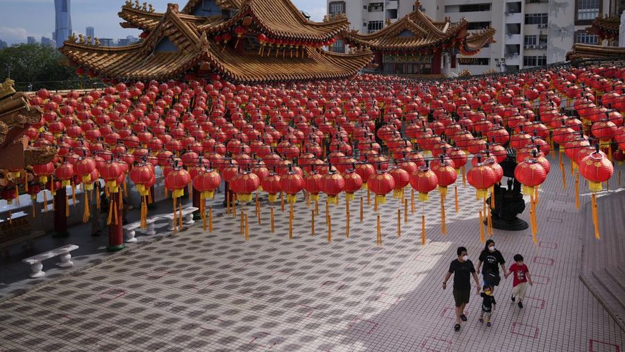 Warga keturunan Tionghoa bersembahyang di Vihara Amurva Bhumi (Hok Tek Tjeng Sin), Karet Semanggi, Jakarta Selatan, Senin (31/1/2022). Pengurus Vihara Amurva Bhumi membatasi pengunjung 50 persen dari kapasitas Vihara yang bersembahyang jelang perayaan tahun baru China atau Imlek tahun 2573. (CNBC Indonesia/ Andrean Kristianto)