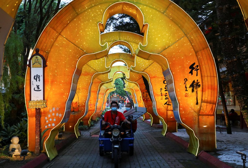 Warga keturunan Tionghoa bersembahyang di Vihara Amurva Bhumi (Hok Tek Tjeng Sin), Karet Semanggi, Jakarta Selatan, Senin (31/1/2022). Pengurus Vihara Amurva Bhumi membatasi pengunjung 50 persen dari kapasitas Vihara yang bersembahyang jelang perayaan tahun baru China atau Imlek tahun 2573. (CNBC Indonesia/ Andrean Kristianto)