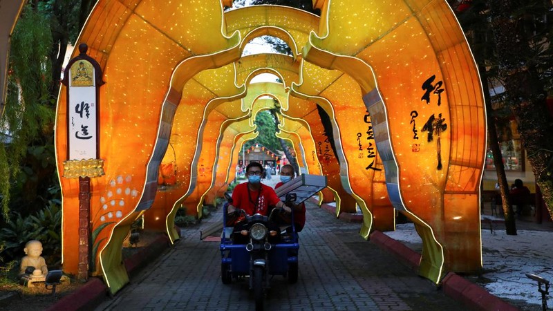 Warga keturunan Tionghoa bersembahyang di Vihara Amurva Bhumi (Hok Tek Tjeng Sin), Karet Semanggi, Jakarta Selatan, Senin (31/1/2022). Pengurus Vihara Amurva Bhumi membatasi pengunjung 50 persen dari kapasitas Vihara yang bersembahyang jelang perayaan tahun baru China atau Imlek tahun 2573. (CNBC Indonesia/ Andrean Kristianto)
