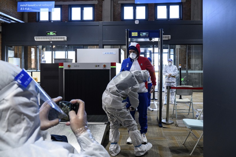 Petugas kesehatan menggunakan alat pelindung diri di Winter Olympics Beijing, China (AP/Anthony Wallace) Petugas kesehatan menggunakan alat pelindung diri di Winter Olympics Beijing, China (AP/Anthony Wallace)