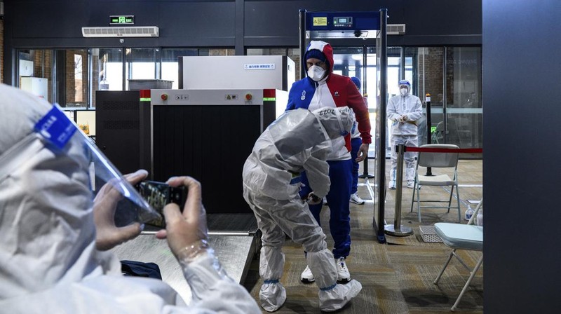Petugas kesehatan menggunakan alat pelindung diri di Winter Olympics Beijing, China (AP/Anthony Wallace)