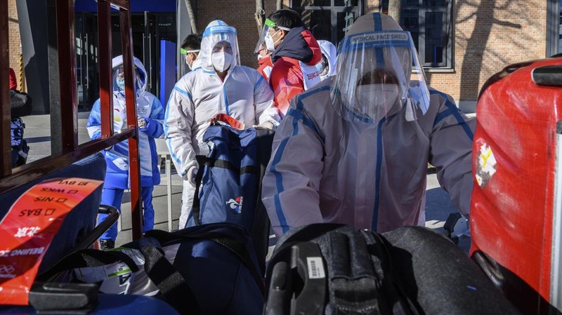Petugas kesehatan menggunakan alat pelindung diri di Winter Olympics Beijing, China (AP/Anthony Wallace)