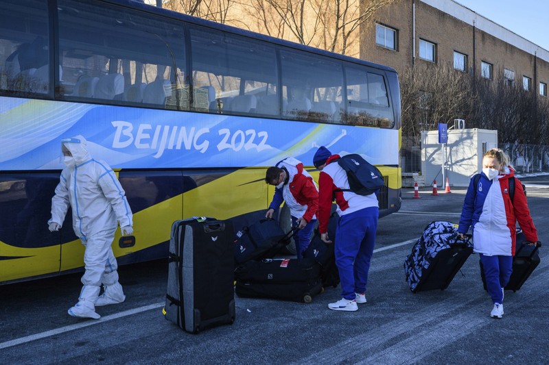 Petugas kesehatan menggunakan alat pelindung diri di Winter Olympics Beijing, China (AP/Anthony Wallace) Petugas kesehatan menggunakan alat pelindung diri di Winter Olympics Beijing, China (AP/Anthony Wallace)