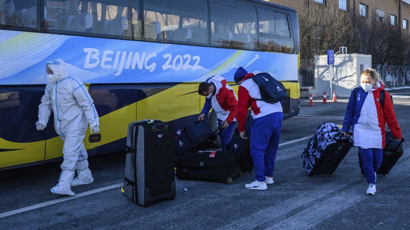 Petugas kesehatan menggunakan alat pelindung diri di Winter Olympics Beijing, China (AP/Anthony Wallace)