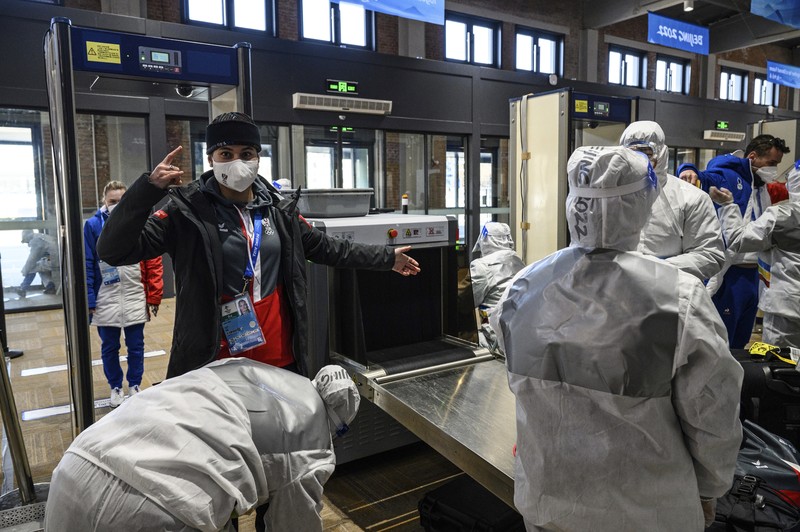 Petugas kesehatan menggunakan alat pelindung diri di Winter Olympics Beijing, China (AP/Anthony Wallace) Petugas kesehatan menggunakan alat pelindung diri di Winter Olympics Beijing, China (AP/Anthony Wallace)