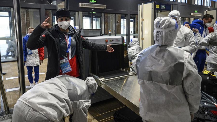 Petugas kesehatan menggunakan alat pelindung diri di Winter Olympics Beijing, China (AP/Anthony Wallace)