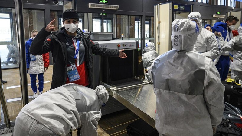 Petugas kesehatan menggunakan alat pelindung diri di Winter Olympics Beijing, China (AP/Anthony Wallace)