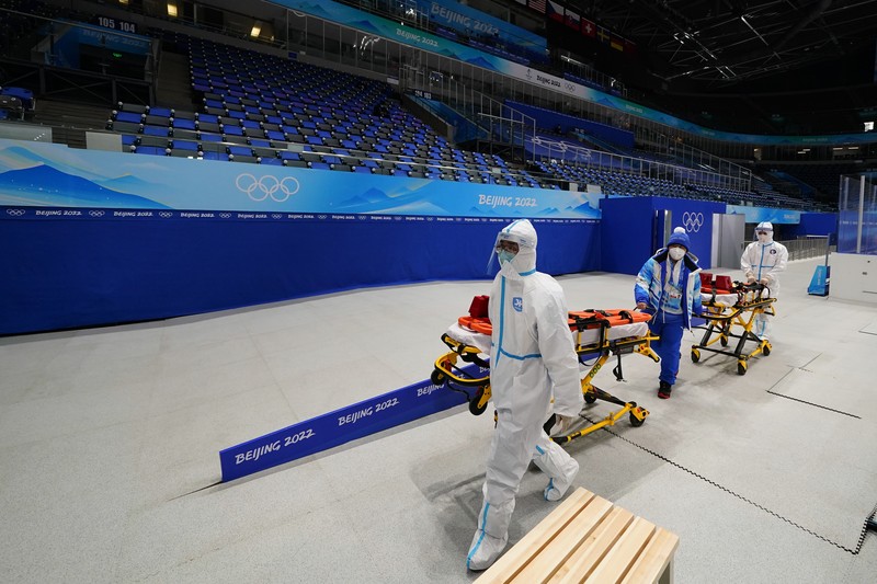 Petugas kesehatan menggunakan alat pelindung diri di Winter Olympics Beijing, China (AP/Anthony Wallace)