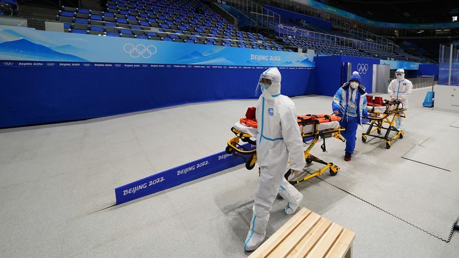 Petugas kesehatan menggunakan alat pelindung diri di Winter Olympics Beijing, China (AP/Anthony Wallace)