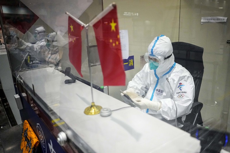 Petugas kesehatan menggunakan alat pelindung diri di Winter Olympics Beijing, China (AP/Anthony Wallace) Petugas kesehatan menggunakan alat pelindung diri di Winter Olympics Beijing, China (AP/Anthony Wallace)
