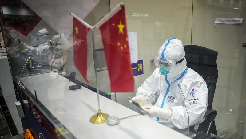 Petugas kesehatan menggunakan alat pelindung diri di Winter Olympics Beijing, China (AP/Anthony Wallace)