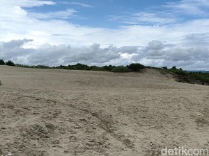 Maman Hilang Usai Terseret Ombak Pantai Sayang Heulang Garut