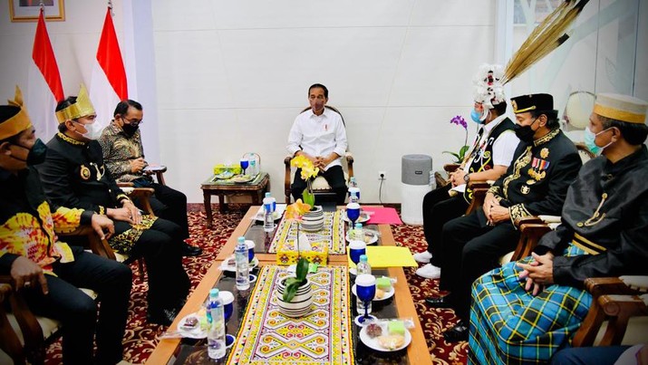 Presiden Joko Widodo menggelar pertemuan dengan sejumlah tokoh masyarakat dan adat Kalimantan Timur di Bandar Udara Internasional Sultan Aji Muhammad Sulaiman, Kota Balikpapan, Provinsi Kalimantan Timur, pada Senin, (31/1/2022). (Dok: Biro Pers Sekretariat Presiden) Presiden Joko Widodo menggelar pertemuan dengan sejumlah tokoh masyarakat dan adat Kalimantan Timur di Bandar Udara Internasional Sultan Aji Muhammad Sulaiman, Kota Balikpapan, Provinsi Kalimantan Timur, pada Senin, (31/1/2022). (Dok: Biro Pers Sekretariat Presiden)