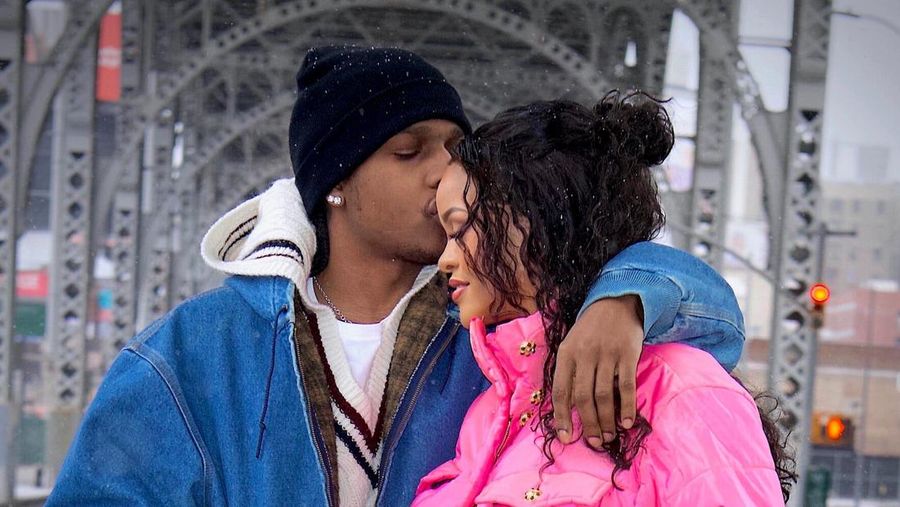 Rihanna dan ASAP Rocky difoto sedang berjalan di sepanjang jalan Harlem di tengah salju. (Dok: Diggzy/Shutterstock)