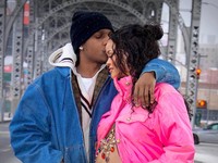 Hamil Anak Pertama, Rihanna Pamer Baby Bump dengan Pacar