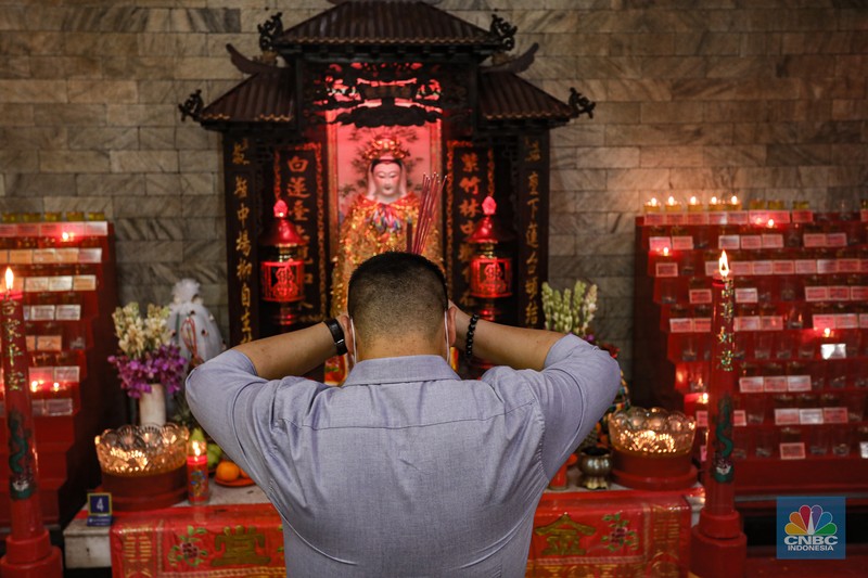 Warga keturunan Tionghoa bersembahyang di Vihara Amurva Bhumi (Hok Tek Tjeng Sin), Karet Semanggi, Jakarta Selatan, Senin (31/1/2022). Pengurus Vihara Amurva Bhumi membatasi pengunjung 50 persen dari kapasitas Vihara yang bersembahyang jelang perayaan tahun baru China atau Imlek tahun 2573. (CNBC Indonesia/ Andrean Kristianto)